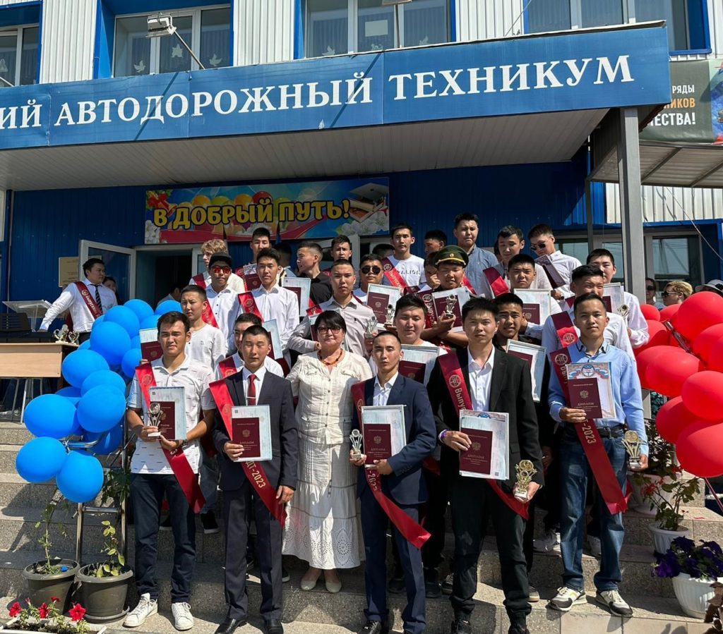 Студенты колледжей и техникумов Якутии получили свои дипломы | 03.07.2023 |  Якутск - БезФормата